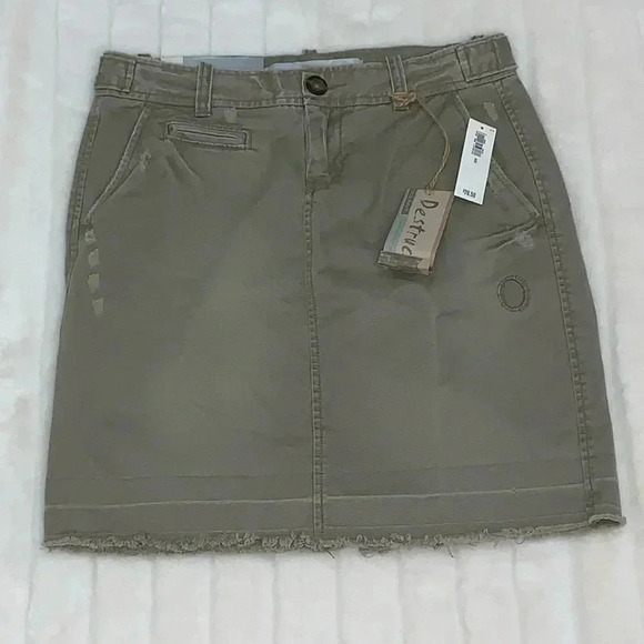 Old Navy Dresses & Skirts - Women’s‎ Old Navy Distressed Khaki Skirt Size 0 NEW WITH TAGS